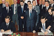 31.08.1990: Wolfgang Schäuble, Bundesminister des Innern (l.) und DDR-Staatssekretär Günther Krause (r.) unterzeichnen im Kronprinzenpalais (Unter den Linden) den Vertrag