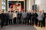 Bundestagspräsident Lammert, Vorsitzende des Verteidigungsausschusses Susanne Kastner mit Soldaten