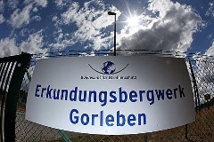 Schild des Endlager-Erkundungsbergwerks in Gorleben