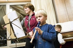 Musikschule. Kinder im Grundschulalter beim Vorspielen auf der Blockflöte.