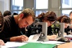 Studenten an Mikroskopen