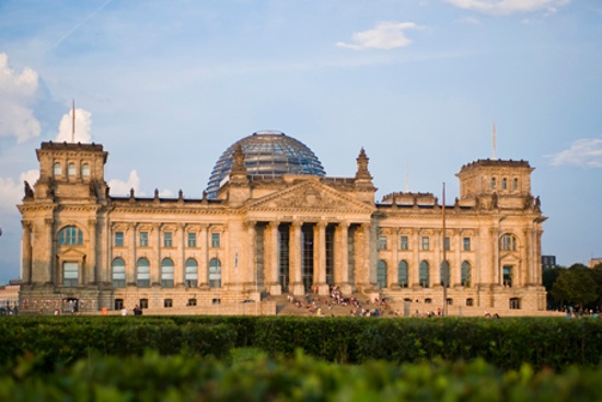 Das Reichstags-Gebäude wird häufig auch Bundes-Tag genannt.