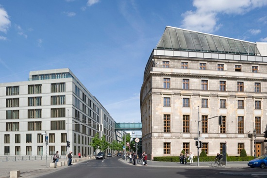 Das Jakob-Kaiser-Haus steht in der Dorotheenstraße. Eine Brücke verbindet beide Häuserteile.