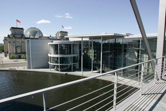 Von der Spree-Brücke hat man einen guten Blick auf das Paul-Löbe-Haus.