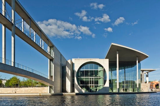 Gegenüber vom Paul-Löbe-Haus ist das Marie-Elisabeth-Lüders-Haus.