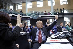 Abstimmung mit Handzeichen im Plenum