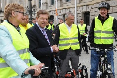 Die Abgeordneten Daniela Wagner, Holger Krestel (im Hintergrund), Bundestagsvizepräsident Eduard Oswald, Torsten Staffeldt und Gero Storjohann vor dem Start der parlamentarische Fahrradtour