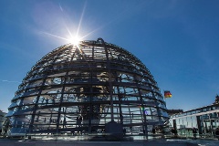 Die Reichstagskuppel im Gegenlicht.