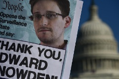 Zeitungsartikel mit Snowden, im Hintergrund das Capitol State Building