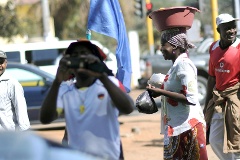 Menschen auf der Straße in Afrika.