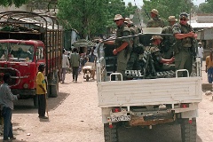Deutsche UN-Soldaten auf einem Militärfahrzeug auf der Fahrt durch Belet Uen.