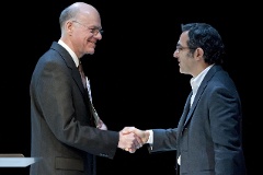Norbert Lammert gratuliert Navid Kermani (rechts) zur Verleihung des Heinrich-von-Kleist-Preises 2012.