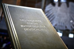 Ein Exemplar des Grundgesetzes im Plenarsaal des Bundestages.