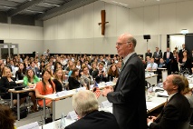Bundestagspräsident Norbert Lammert mit zwischen Bernhard Schulte-Drüggelte (links) und US-Botschafter John B. Emerson vor den Teilnehmern der Podiumsdiskussion
