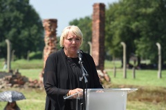 Bundestagsvizepräsidentin Claudia Roth bei ihrer Ansprache im ehemaligen Konzentrationslager Auschwitz-Birkenau