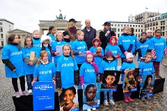 Aktion zum Weltmädchentag vor dem Brandenburger Tor 
