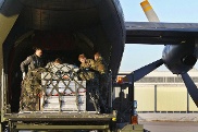 Ein Transall-Transportflugzeug der Bundeswehr wird beladen.