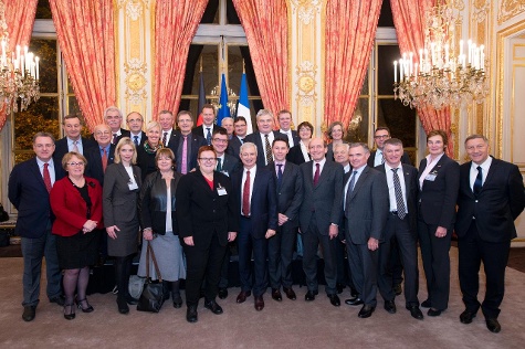 Gruppenbild mit Parlamentspräsident: Claude Bartolone (vorne in der Mitte) mit deutschen und französischen Abgeordneten in Paris.