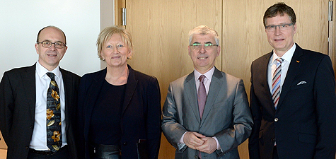 André Gattolin, stellvertretender Vorsitzender des Arbeitsstabes des französischen Senats, Catherine Morin-Desailly, Berichterstatterin, Gaëtan Gorce, Vorsitzender des Arbeitsstabes, und Jens Koeppen, Vorsitzender des Ausschusses Digitale Agenda