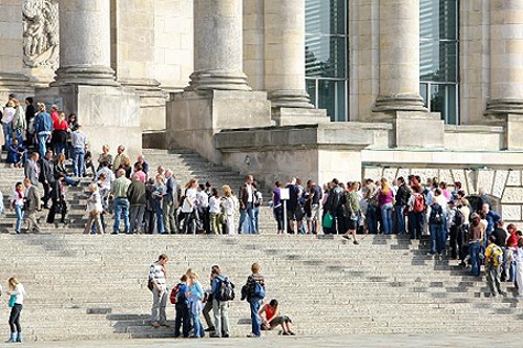 Das Reichstagsgebäude ist nicht nur Sitz des Deutschen Bundestages sondern auch eine interessante Sehenswürdigkeit für viele in- und ausländische Touristen.