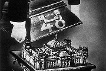 Ausschaltung des Reichstages: Mit seiner Montage kritisierte John Heartfield die Präsidialkabinette: Sie umgingen mit Art. 48 der Weimarer Verfassung die Kontroll- und Gestaltungsmöglichkeiten des Reichstages. Arbeiter Illustrierte Zeitung