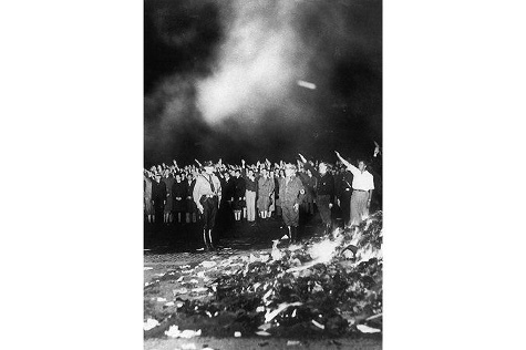 Bücherverbrennung auf dem Berliner Opernplatz: In Berlin und vielen anderen deutschen Universitätsstädten fanden am 10. Mai 1933 und in den folgenden Wochen Bücherverbrennungen statt. Foto (Ausschnitt), 10. Mai 1933