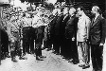 Einlieferung von Regimegegnern in das KZ Oranienburg: Das für die Presse gestellte Foto zeigt u.a. den Reichstagsabgeordneten Friedrich Ebert jun.,Sohn des ersten Reichspräsidenten, als Häftling (2.v.l.). Foto, August 1933