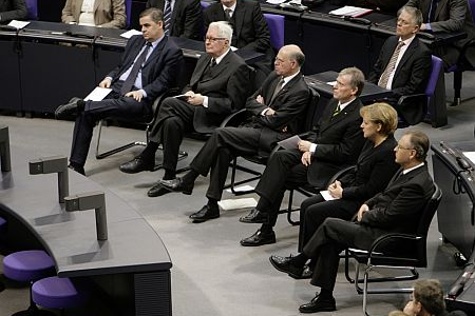 von links: Bundesratsvizepräsident Peter Müller, Hans-Jochen Vogel, Bundestagspräsident Norbert Lammert, Bundespräsident Horst Köhler, Kanzlerin Angela Merkel und Präsident des Bundesverfassungsgerichts Hans-Jürgen Papier