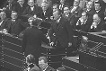 Rainer Barzel, Vorsitzender der CDU/CSU-Bundestagsfraktion (links) gratuliert Bundeskanzler Willy Brandt zum überstandenen Misstrauensvotum.