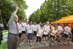 Bundestagslauf: Wolfgang Thierse gibt den Startschuss.