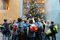 Kinder vor Tannenbaum