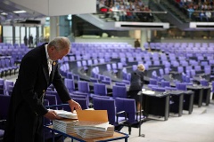 Vorbereitungen für die Plenarsitzung und Verteilung von Drucksachen durch Plenarassistenten.