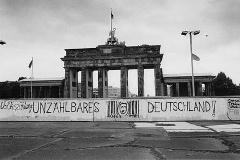 Berliner Mauer mit Graffiti gegen die Volkszählung 1987 und Brandenburger Tor