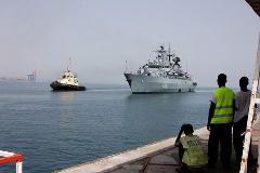 Fregatte F216 SCHLESWIG-HOLSTEIN läuft in den Hafen von Djibouti ein