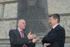 Norbert Lammert und Lászlo Kövér vor der Plakette zur Erinnerung an den deutsch-ungarischen Freundschaftsvertrag am Reichstagsgebäude