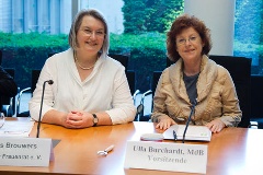 Ulla Burchardt, SPD (rechts) und Marlies Brouwers, Vorsitzende des Deutschen Frauenrates