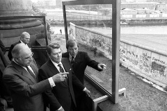 Bundeskanzler Helmut Kohl, US-Präsident Ronald Reagan und der Regierende Bürgermeister von Berlin, Eberhard Diepgen, am 12. Juni 1987 vor der Mauer am Brandenburger Tor