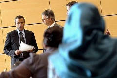 Der Vorsitzende des NSU-Untersuchungsausschusses Sebastian Edathy (links) spricht in Köln mit Opfern der Kölner Bombenanschläge von 2001 und 2004.