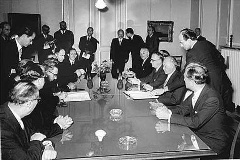 Bundeskanzler Konrad Adenauer (3.v.r.; 4.v.r.: Walter Hallstein, Staatssekretär im Auswärtigen Amt) und Moshe Sharett, Außenminister Israels (3.v.l.) unterzeichnen das deutsch-israelische Wiedergutmachungsabkommen