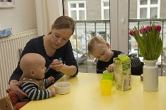 Mutter mit zwei Kindern in der Küche