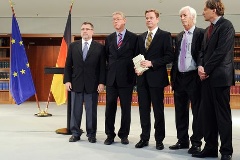 Außenminister Guido Westerwelle (Mitte) wurde am 28.Oktober 2010 von den Professoren Peter Hayes (v.l.n.r.), Eckart Conze, Moshe Zimmermann und Norbert Frei die Studie