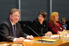 Vorsitzender Joachim Spatz, Sachverständige Monika Hauser und Ute Scheub
