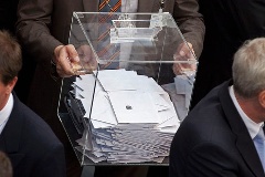 Urne mit Stimmzetteln im Plenum