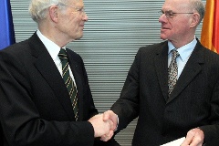 Kommissionsvorsitzender Edzard Schmidt-Jortzig, Bundestagspräsident Norbert Lammert
