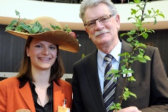 Theresa Erdmann und Hans-Michael Goldmann bei der Übergabe des Baumes des Jahres 2013, dem Wildapfel
