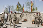 Am Ehrenhain in Kunduz gedenkt der Wehrbeauftragte den gefallenen Soldaten