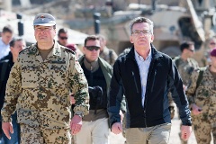 Verteidigungsminister Thomas de Maizière bei einem Truppenbesuch in Afghanistan