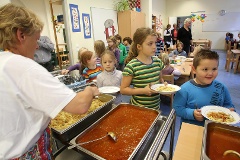 Schüler einer Schule in Bochum bekommen ihr Mittagessen