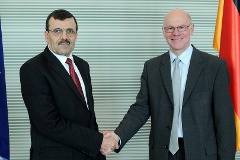 Bundestagspräsident Lammert (rechts) empfängt den Premierminister von Tunesien, Ali Larayedh, (links), zu einem Gespräch.
