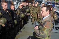 Der Wehrbeauftragte Hellmut Königshaus bei einem Besuch bei den spezialisierten Einsatzkräften der Marine in Eckernförde.